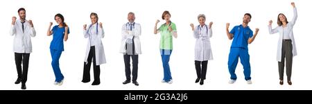 Sammlung von Porträts in voller Länge von Ärzten, die mit erhobenen Händen jubeln und Fäuste halten. Design-Element, Studio isoliert auf weißem Hintergrund Stockfoto