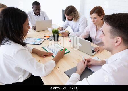 Verschiedene Führungskräfte Business-Team diskutieren Arbeitsergebnisse bei der Sitzung, multirassische Geschäftsleute reden Analyse Finanzstatistiken Bericht sitti Stockfoto