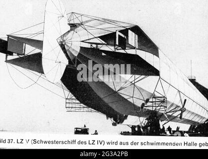 Transport / Transport, Luftfahrt, Luftschiff, Zeppelin LZ 4 wird aus der Schwimmhalle geholt, ZUSÄTZLICHE-RIGHTS-CLEARANCE-INFO-NOT-AVAILABLE Stockfoto