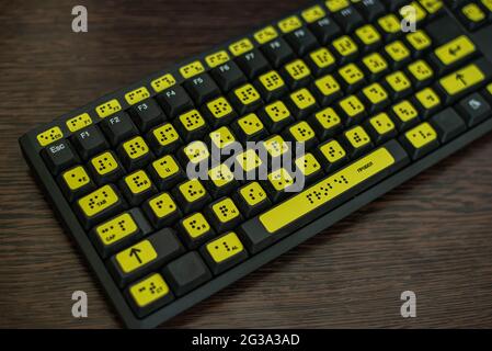 Nahaufnahme einer Tastatur mit dem russischen Alphabet für Blinde. Braille Stockfoto
