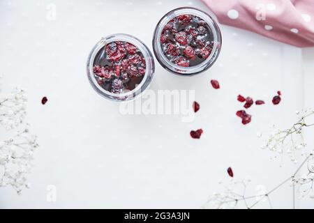 Gesundes fermentiertes Honigprodukt mit Cranberry. Lebensmittelkonservierungsmittel zu Hause, gemütliche, rustikale flache Laie. Köstliches Rezepturkonzept. Antivirale Nahrung. Antibakterielles, antivirales Produkt. Draufsicht mit Kopie Stockfoto