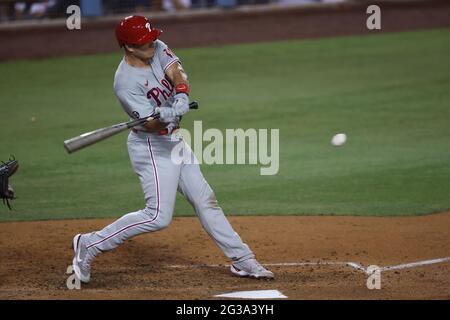 14. Juni 2021: Philadelphia Phillies Catcher J.T. Realmuto (10) nimmt während des Spiels zwischen den Philadelphia Phillies und den Los Angeles Dodgers im Dodger Stadium in Los Angeles, CA, Kontakt zu einer Infield-Single auf. (Foto von Peter Joneleit) Stockfoto