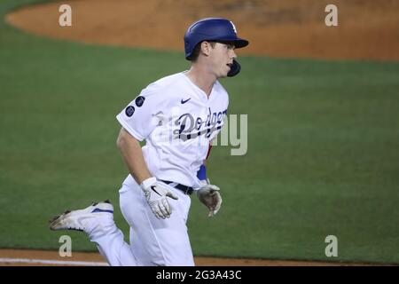 Los Angeles, Kalifornien. Juni 2021. Los Angeles Dodgers Catcher will Smith (16) rundet die Basen, nachdem er während des Spiels zwischen den Philadelphia Phillies und den Los Angeles Dodgers im Dodger Stadium in Los Angeles, CA, einen Homer getroffen hat. (Foto von Peter Joneleit). Kredit: csm/Alamy Live Nachrichten Stockfoto