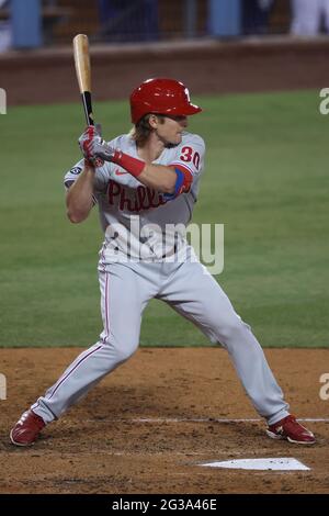 Los Angeles, Kalifornien. Juni 2021. Philadelphia Phillies Dritter Baseman Luke Williams (30) Fledermäuse für die Phillies während des Spiels zwischen den Philadelphia Phillies und den Los Angeles Dodgers im Dodger Stadium in Los Angeles, CA. (Foto von Peter Joneleit). Kredit: csm/Alamy Live Nachrichten Stockfoto