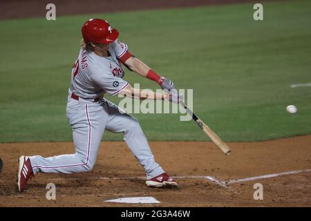 Los Angeles, Kalifornien. Juni 2021. Philadelphia Phillies der dritte Baseman Luke Williams (30) verbindet sich während des Spiels zwischen den Philadelphia Phillies und den Los Angeles Dodgers im Dodger Stadium in Los Angeles, CA, um einen Base-Hit zu erspielen. (Foto von Peter Joneleit). Kredit: csm/Alamy Live Nachrichten Stockfoto