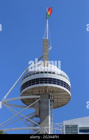 Vasco da Gama Tower und Myriad Hotel im Park der Nationen in Lissabon. Stockfoto