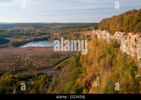 "Carrière Barrois "Steinbruch mit seinem großen roten Sandsteinfelsen und Teich, Wald, Freyming-Merlebach Wardnt, Mosel (57), Grand Est, Frankreich Stockfoto