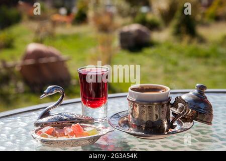 Traditionelles türkisches Vergnügen, türkischer Kaffee und osmanischer Sherbet auf dem Tisch Stockfoto