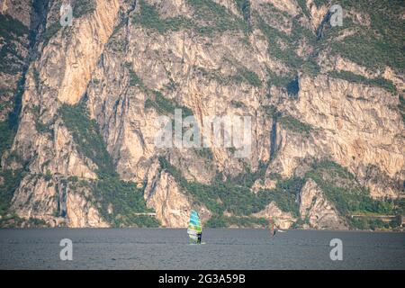 Nago Torbole, Italien. Juni 2021. Windsurfen am Gardasee. Quelle: Daniel Reinhardt/dpa/Alamy Live News Stockfoto