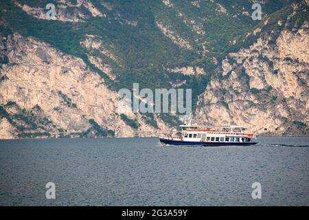 Nago Torbole, Italien. Juni 2021. Die San Marco Fähre fährt über den Gardasee. Quelle: Daniel Reinhardt/dpa/Alamy Live News Stockfoto