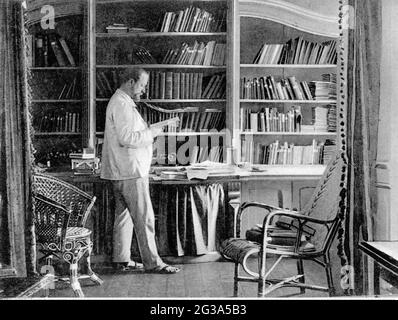 Baumgarten, Alfred, Dr., 29.7.1862 - 1924, deutscher Arzt, In voller Länge, in seiner Bibliothek, ZUSÄTZLICHE-RIGHTS-CLEARANCE-INFO-NOT-AVAILABLE