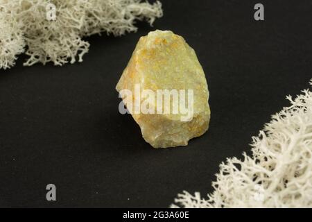 Opal aus Madagaskar. Natürlicher Mineralstein auf schwarzem Hintergrund. Mineralogie, Geologie, Magie von Steinen, Halbedelsteinen und Proben von Mineralien Stockfoto