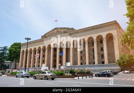 New york, USA - 26. Mai 2021: Georgiens Regierungsgebäude in Tiflis mit Flaggen an sonnigen Tagen Stockfoto