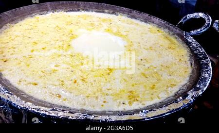 Kadhai-Milch mit Kesar und Mandeln ist in indien am besten für den Winter geeignet Stockfoto