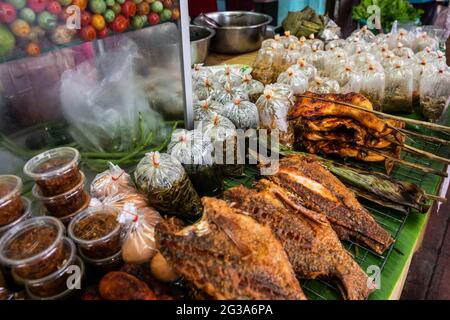 In diesem robusten Restaurant im Bangrak-Viertel von Bangkok, Thailand, erwartet die Gäste eine Fülle von zubereiteten thailändischen Straßengerichten. Stockfoto