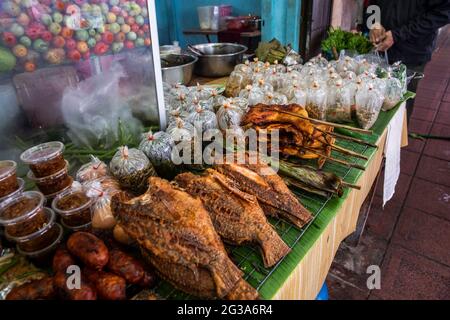 In diesem robusten Restaurant im Bangrak-Viertel von Bangkok, Thailand, erwartet die Gäste eine Fülle von zubereiteten thailändischen Straßengerichten. Stockfoto