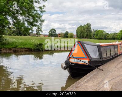 Narrowboat Elizabeth von Glamis vertäute am Kanal in Cosgrove, Northamptonshire, Großbritannien; ein Ausflugsboot, das zu Ehren der Queen Mother benannt wurde Stockfoto