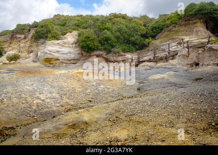 Detailansicht einer Schwefelmine sogenanntes Solfatara-Gelbes Gestein im Naturschutzgebiet Tor Caldara in Lavinio, Anzio, Rom, Italien Stockfoto