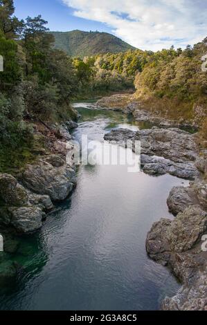 Der Pelorus River in der Nähe von Havelock, Neuseeland. Ruhige Szenerie, klares Wasser fließt durch ein steineres Tal, umgeben von Wald und Bergen Stockfoto