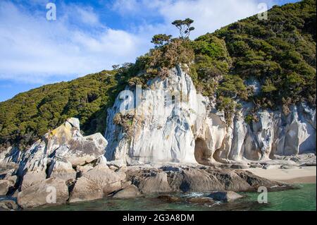 Die Tonga Arches im Abel Tasman Marine Park, Südinsel, Neuseeland. Ikonische Meereshöhlen, die durch Erosion der Granitküste in Tonga Bay verursacht wurden. Stockfoto