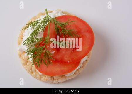 Reisbrot knusprige Tomatenscheiben, Hüttenkäse und frischer Dill Stockfoto