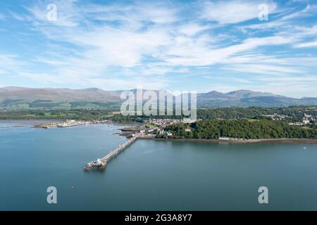 Bangor Pier ragt in die Menai Straits, Wales Stockfoto