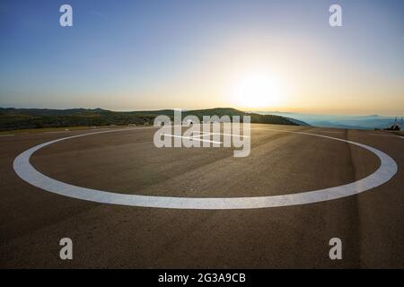 Leerer Hubschrauberlandeplatz auf einem Gipfel an einem abgelegenen Ort auf der Landseite Stockfoto