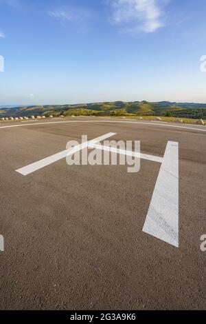 Leerer Hubschrauberlandeplatz auf einem Gipfel an einem abgelegenen Ort auf der Landseite Stockfoto