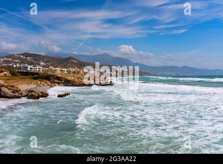 Neue Entwicklungen entlang einer stürmischen Mittelmeerküste bei Torrox Costa, Provinz Malaga, Andalusien, Spanien Stockfoto