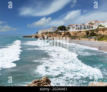 Stürmische Mittelmeerküste an der Playa Caletilla, unterhalb des Balcon de Europa in Nerja, Provinz Malaga, Andalusien, Spanien Stockfoto