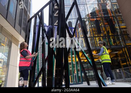 City of London, Großbritannien. Juni 2021. Eva Rothschilds Kosmos, als Teil von Sculpture in the City, dem öffentlichen Kunstpfad der City of London. Quelle: Andy Sillett/Alamy Live News. Stockfoto