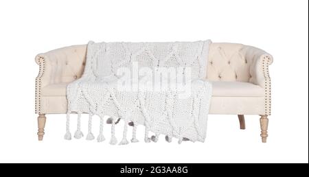 Sofa in Beige und Weiß isoliert auf weißem Hintergrund. Sessel aus weichem Leder mit einer gemütlichen weißen Strickdecke Stockfoto