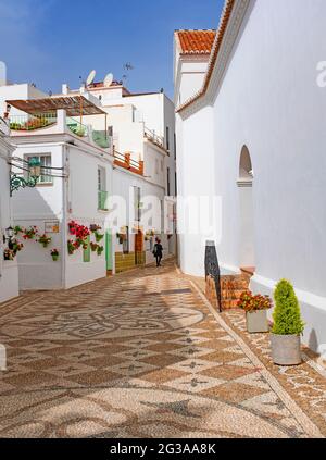 Eine Gasse mit kieselten Mosaiken hinter der Kirche El Salvador in Nerja, Provinz Malaga, Andalusien, Spanien Stockfoto