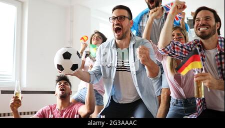 Junge Gruppe von Freunden beobachten Sport im Fernsehen Stockfoto