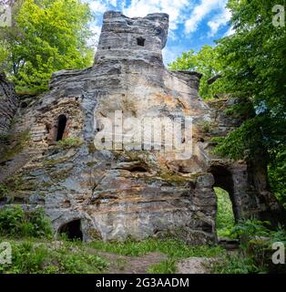 Die Ruine der Felsenburg Svojkov vom Anfang des 14. Jahrhunderts, Tschechien. Stockfoto