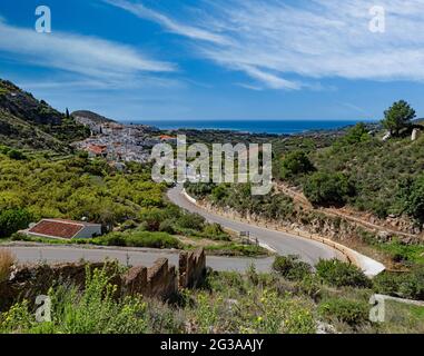 Die Bergstraße nach Torrox von Frigiliana, oft als "Spaniens schönstes und gut erhaltenes Dorf" beschrieben und auch als "weißer Vill" bekannt Stockfoto