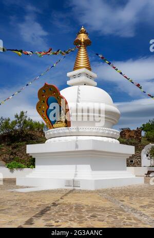 Innerhalb des Buddhismus ist die Stupa ein Symbol für universellen Frieden und Einheit. Es wird behauptet, dass sie schützende Kräfte haben und Mitgefühl, Liebe hervorbringen Stockfoto