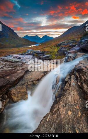 Beeindruckende Landschaft in Vengedalen mit Wasserfall, Bergen und am frühen Morgen bunten Himmel, Rauma kommune, Møre Og Romsdal, Norwegen, Skandinavien. Stockfoto