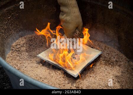 Die Herstellung traditioneller japanischer Raku-Keramik in einem offenen Ofen bei niedrigen Brenntemperaturen führt zu einzigartigen, unvorhersehbaren Stücken. Stockfoto