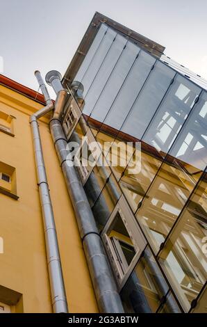 Neu gebauter persönlicher Aufzug an der Fassade eines älteren Wohngebäudes Stockfoto