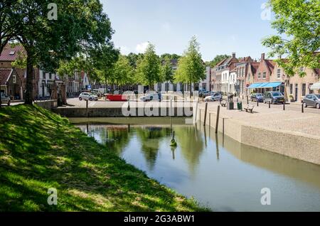 Geervliet, Niederlande, 12. Juni 2021: Blick über den Hafen zum zentralen Marktplatz mit traditionellen Häusern und Linden Stockfoto