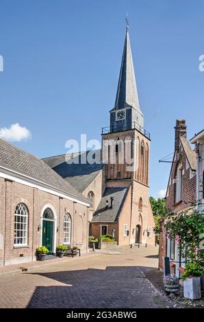 Geervliet, Niederlande, 12. Juni 2021: Blick auf die evangelische Kirche an einem sonnigen Sommertag Stockfoto