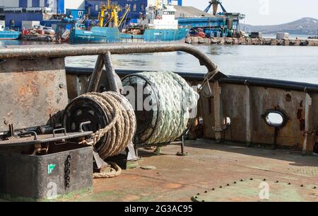 Seile für das Seeschiff im Seehafen auf Kamtschatka Stockfoto