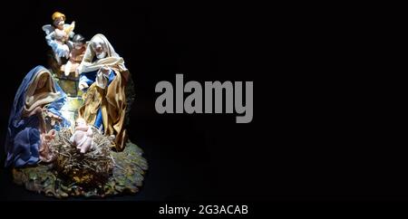 Weihnachtskrippe mit drei Weisen, die dem Jesuskind Geschenke überreichen Stockfoto