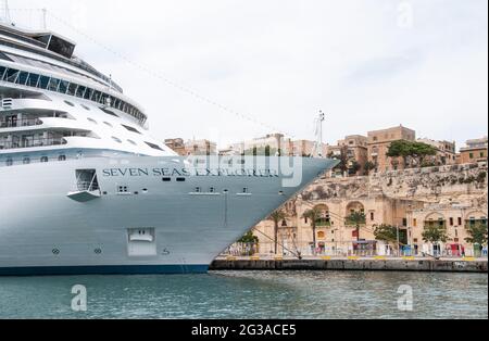 Maritimes Themenbild - Seven Seas Explorer, vor Anker in Grand Harbour, Valletta, Malta Stockfoto