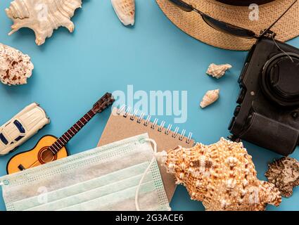 Outfit von Reisenden, Studenten, Teenagern, jungen Frauen oder Typen. Overhead of Essentials für moderne junge Menschen. Verschiedene Objekte. Stockfoto