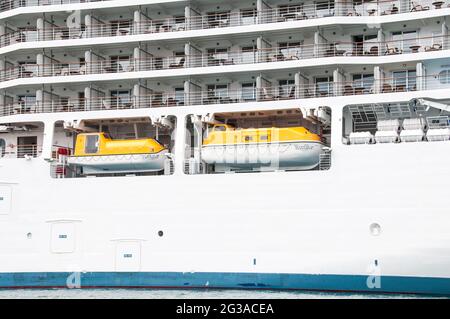 Maritimes Themenbild - Seven Seas Explorer, vor Anker in Grand Harbour, Valletta, Malta Stockfoto