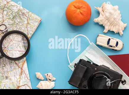 Outfit von Reisenden, Studenten, Teenagern, jungen Frauen oder Typen. Overhead of Essentials für moderne junge Menschen. Verschiedene Objekte. Stockfoto