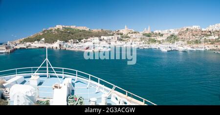 Maritimes Themenbild - Fähre kommt in Gozo an Stockfoto