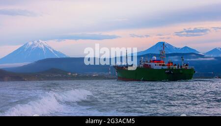 Das Schiff in der Avacha Bay des Pazifischen Ozeans Stockfoto